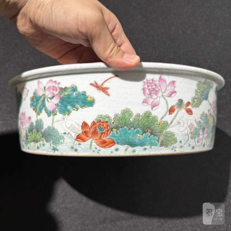 清道光 粉彩荷塘鸳鸯纹折沿洗 - 图3